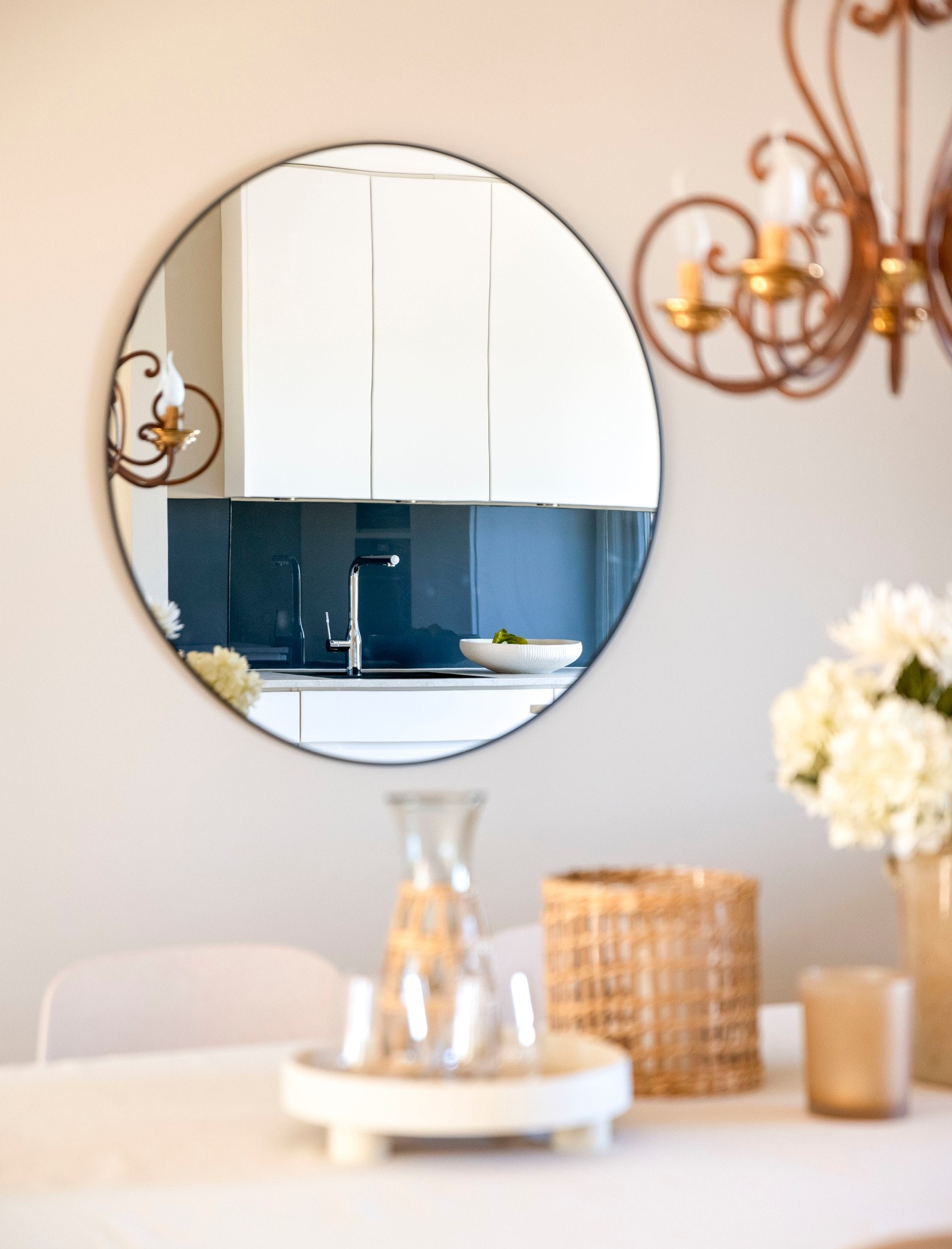 Gulvet er dekket med parkett og veggene er malt lyse. Galleribilde