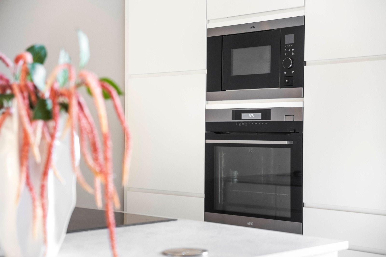 Hvitevarer bestående av integrert stekeovn, mikrobølgeovn, oppvaskmaskin, kjøl-/fryseskap, induksjonstopp og ventilator med belysning og kullfilter, medfølger salget. Galleribilde