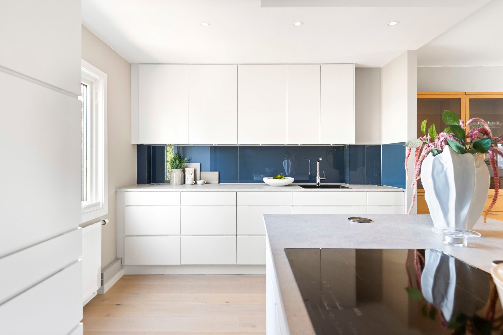 Kjøkkenet ligger i en åpen løsning med stuen - perfekt for å varte opp gjester! Galleribilde