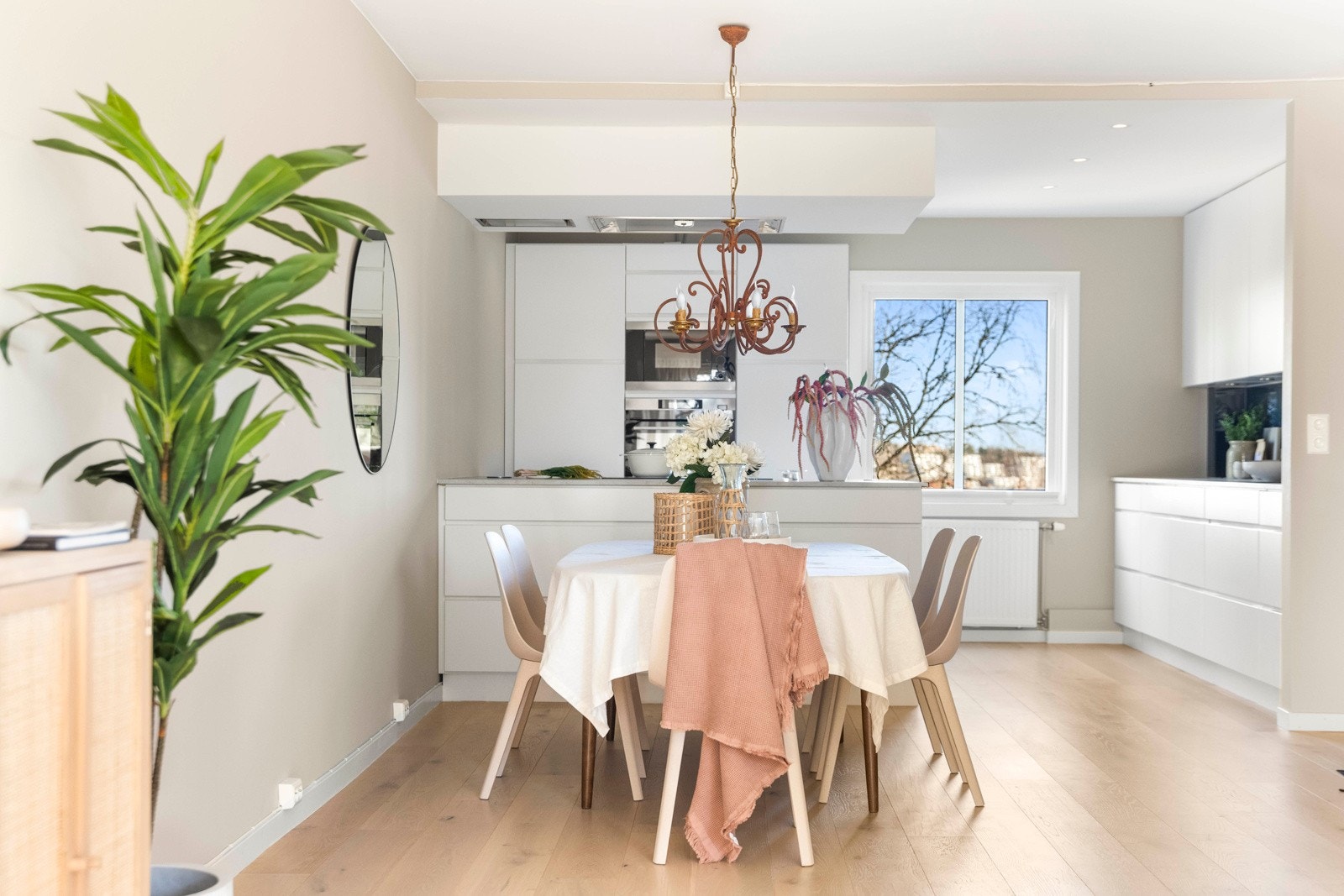 Det er plass til en spisegruppe i tilknytning til kjøkkenet. Galleribilde