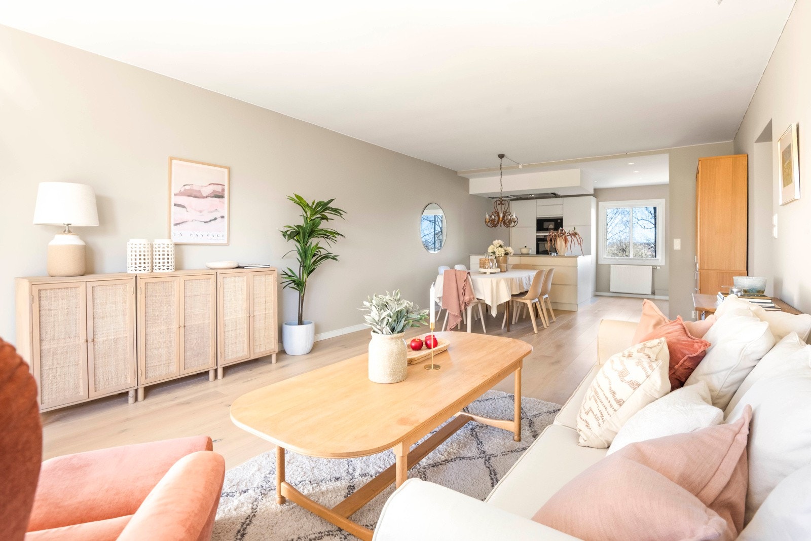 Gulvet er dekket med parkett og veggene er malt lyse. Galleribilde