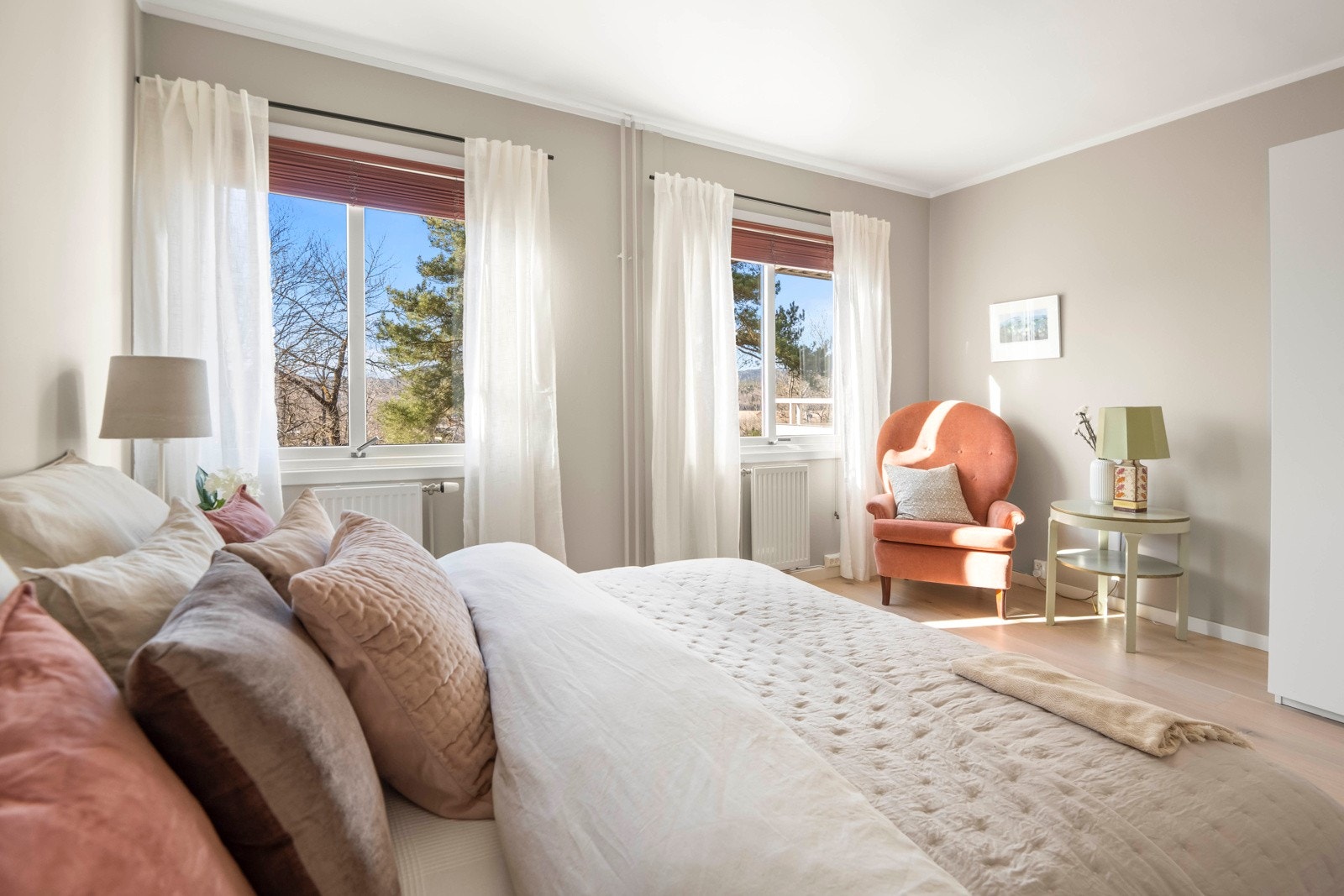 Hovedsoverommet er romslig med god plass til dobbeltseng, nattbord og en oppbevaringsløsning. Galleribilde