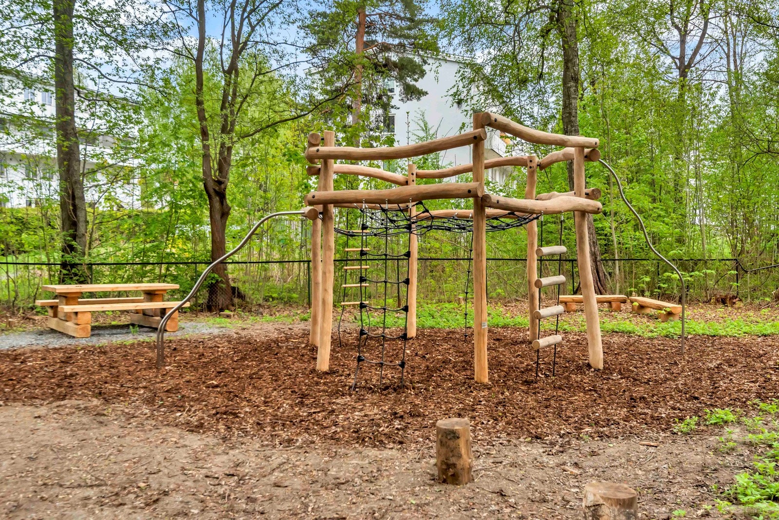 Mellom nabosameiene er det nylig bygget en tuftepark for beboerne. Galleribilde