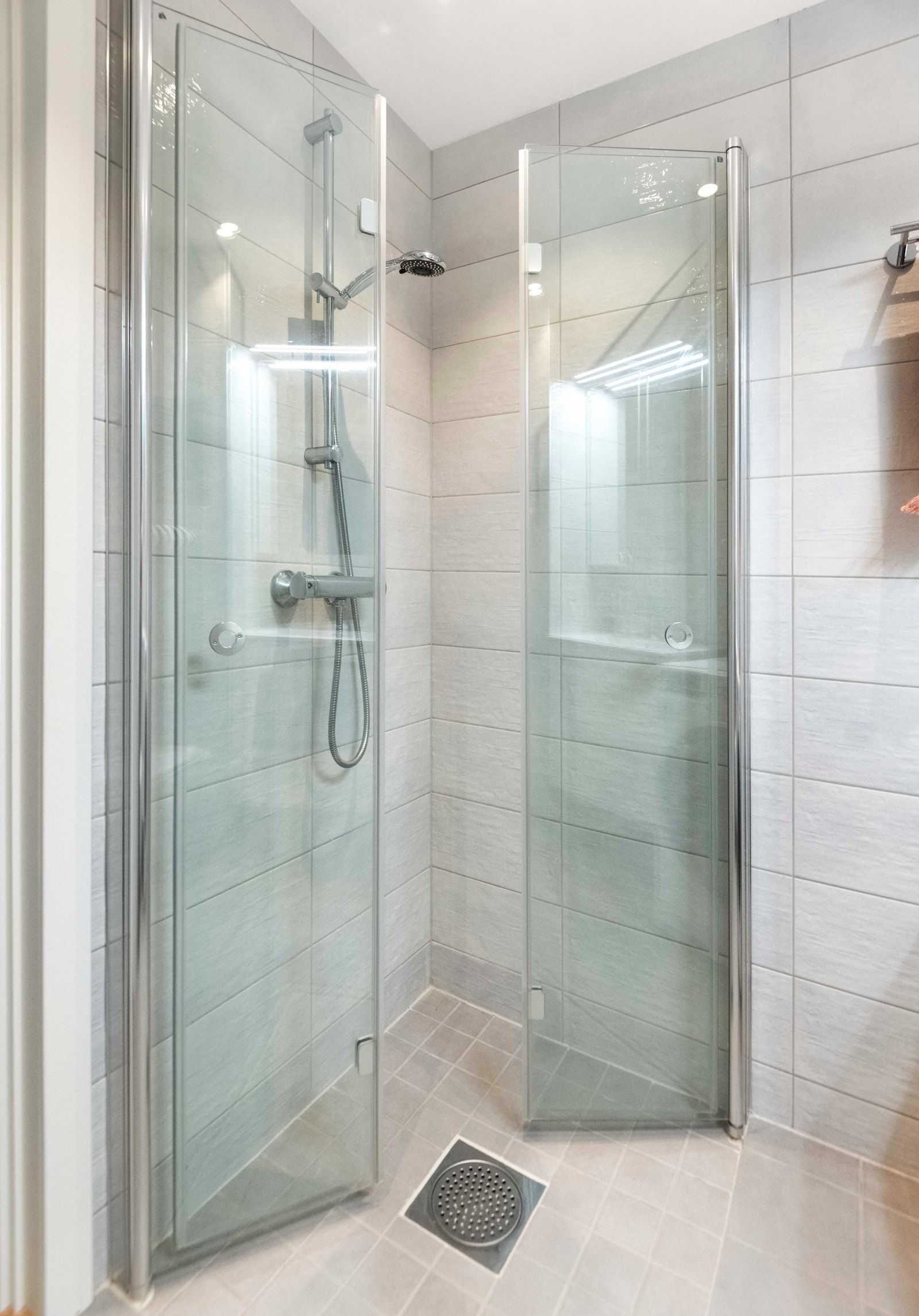 Badet dusjhjørne med innfellbare glassdører. Galleribilde