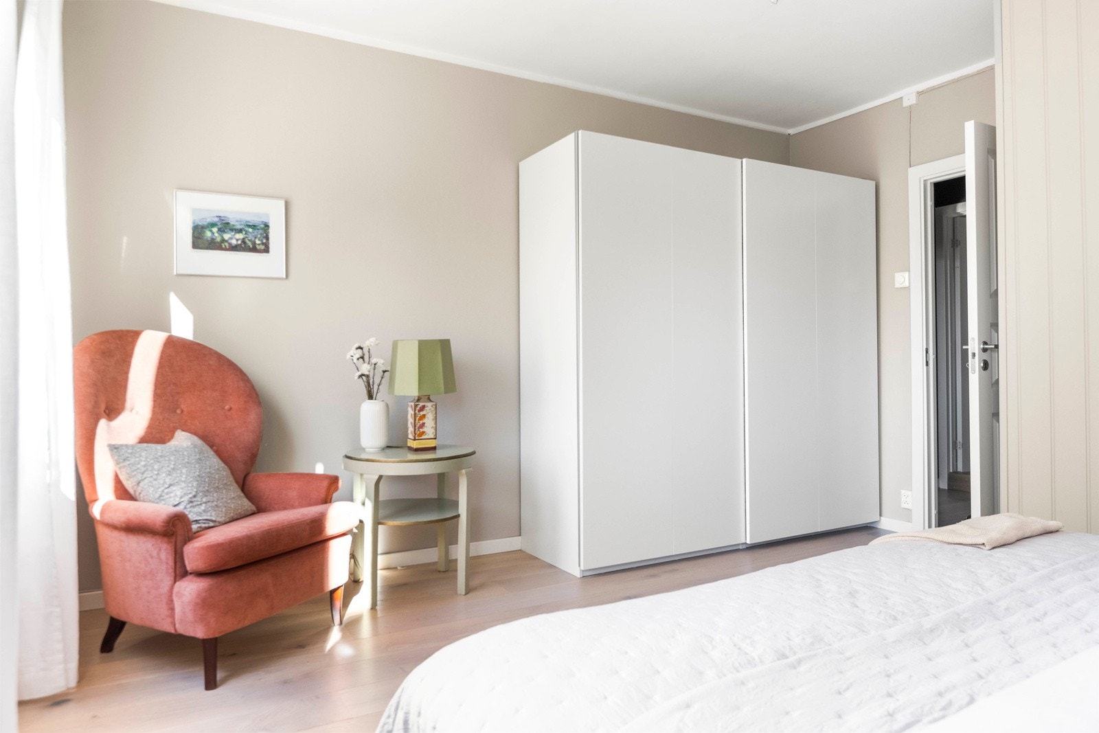 Soverommet har en romslig skyvedørsgarderobe, som medfølger salget. Rommet var tidligere 2 soverom. Galleribilde