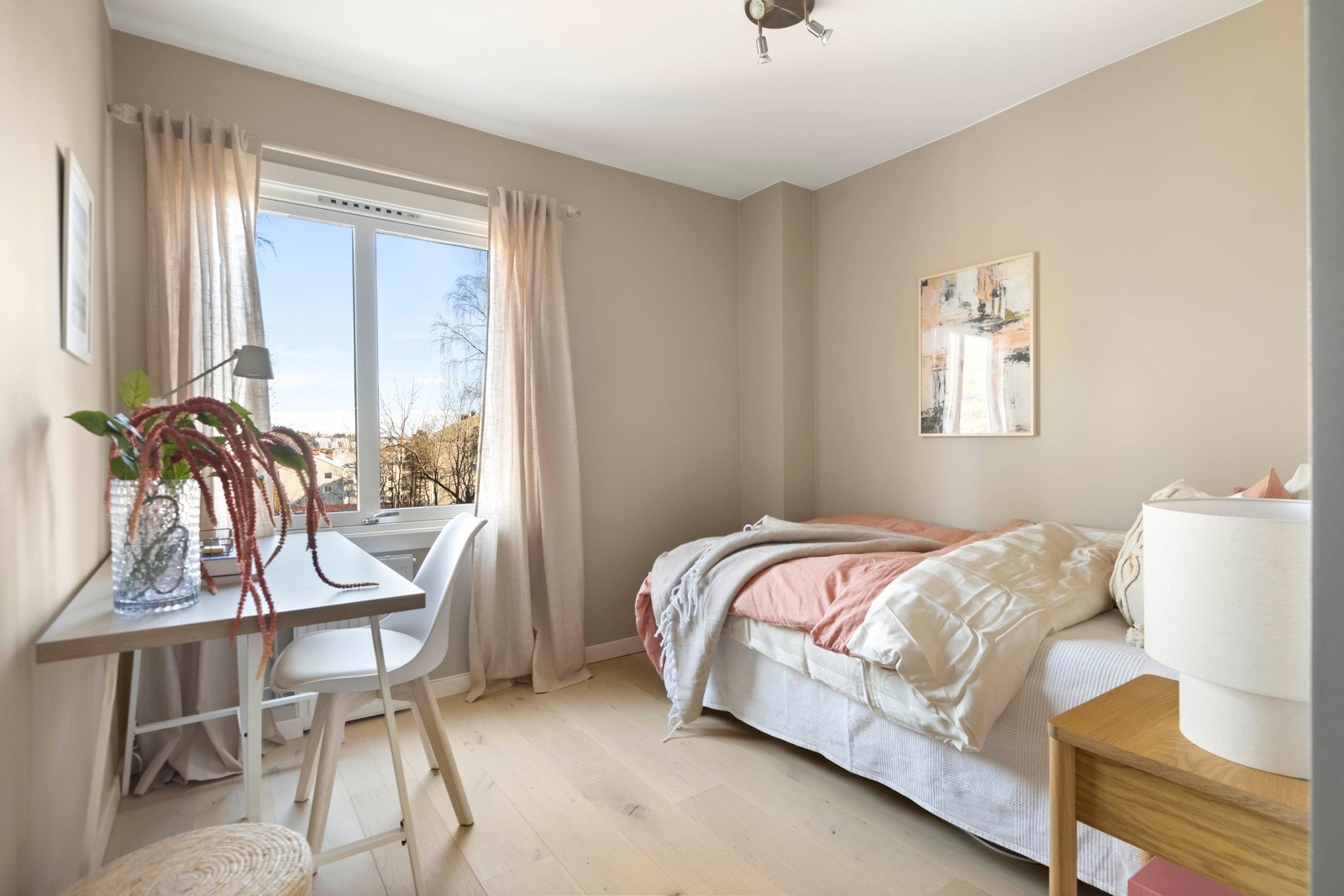 Det andre soverommet er også av god størrelse med plass til en seng, nattbord og en oppbevaringsløsning. Galleribilde