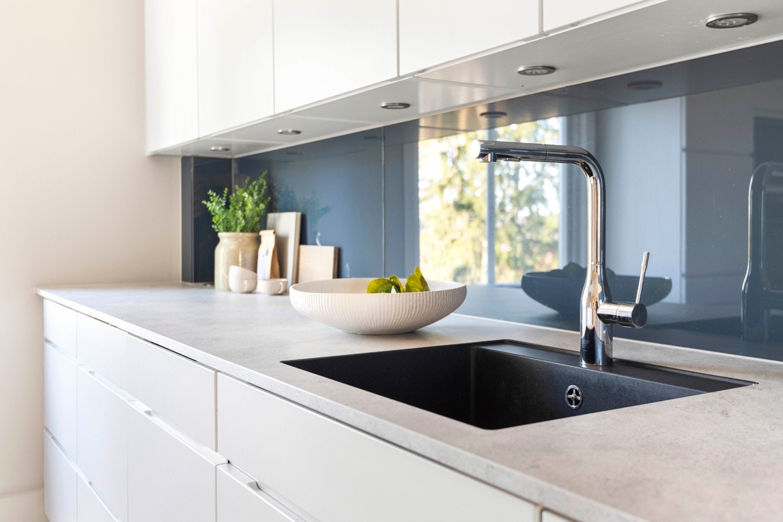 Kjøkkenet har benkeplate av laminat med nedsenket oppvaskkum. Galleribilde