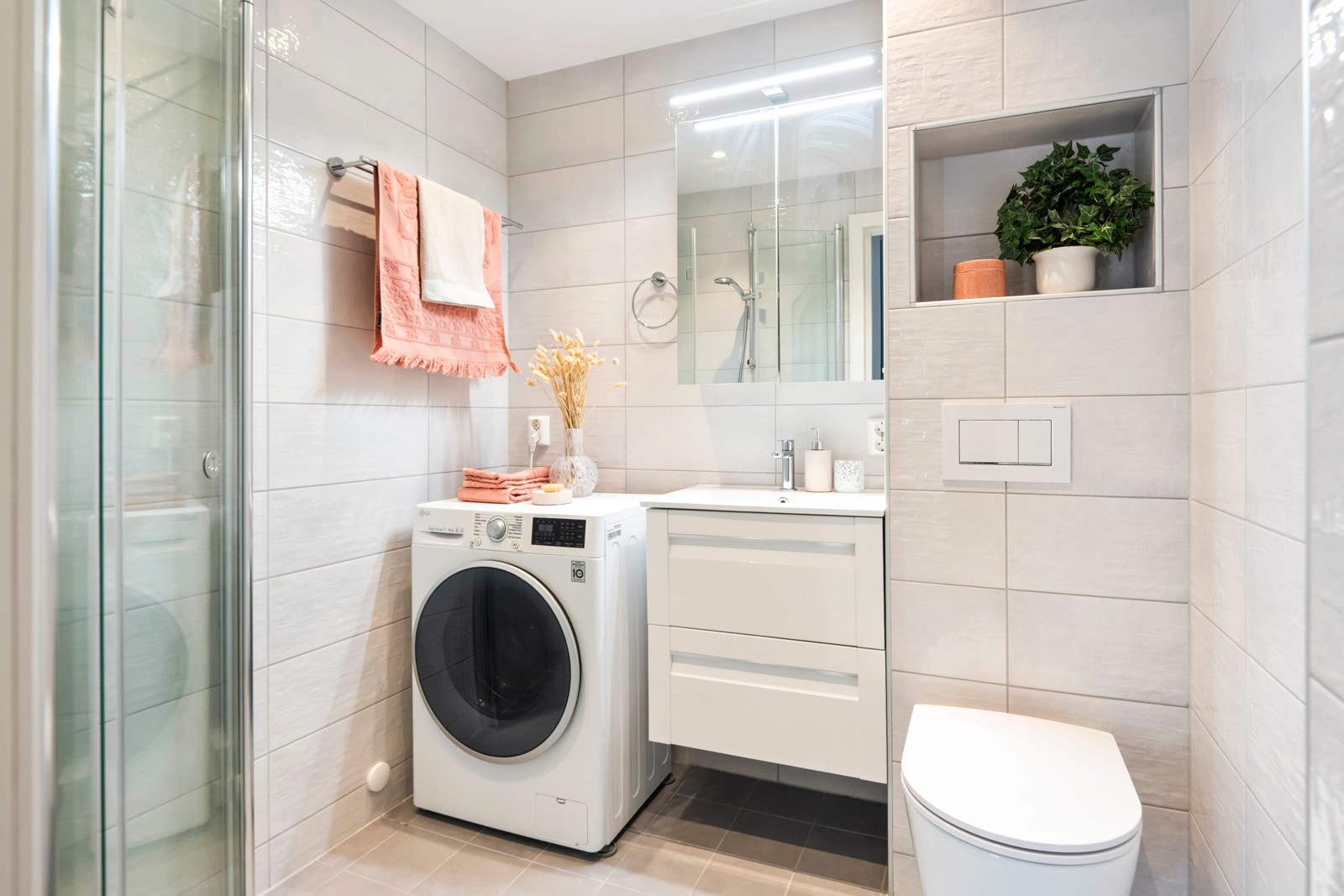 Delikat, flislagt bad fra 2017 med gulvvarme, belysning med downlights og opplegg for vaskemaskin. Galleribilde