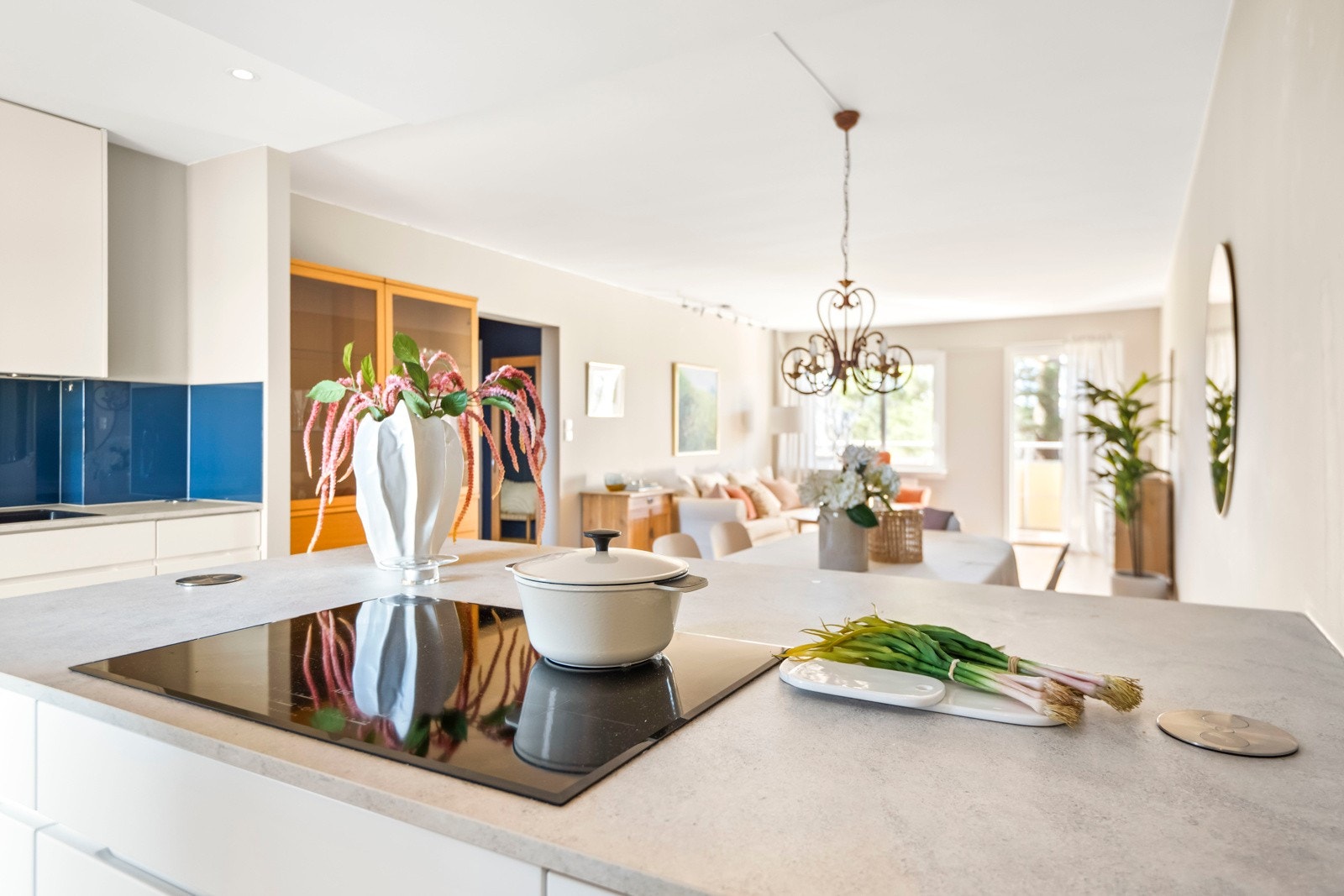 Stilren kjøkkeninnredningen med glatte fronter fra 2017. Galleribilde