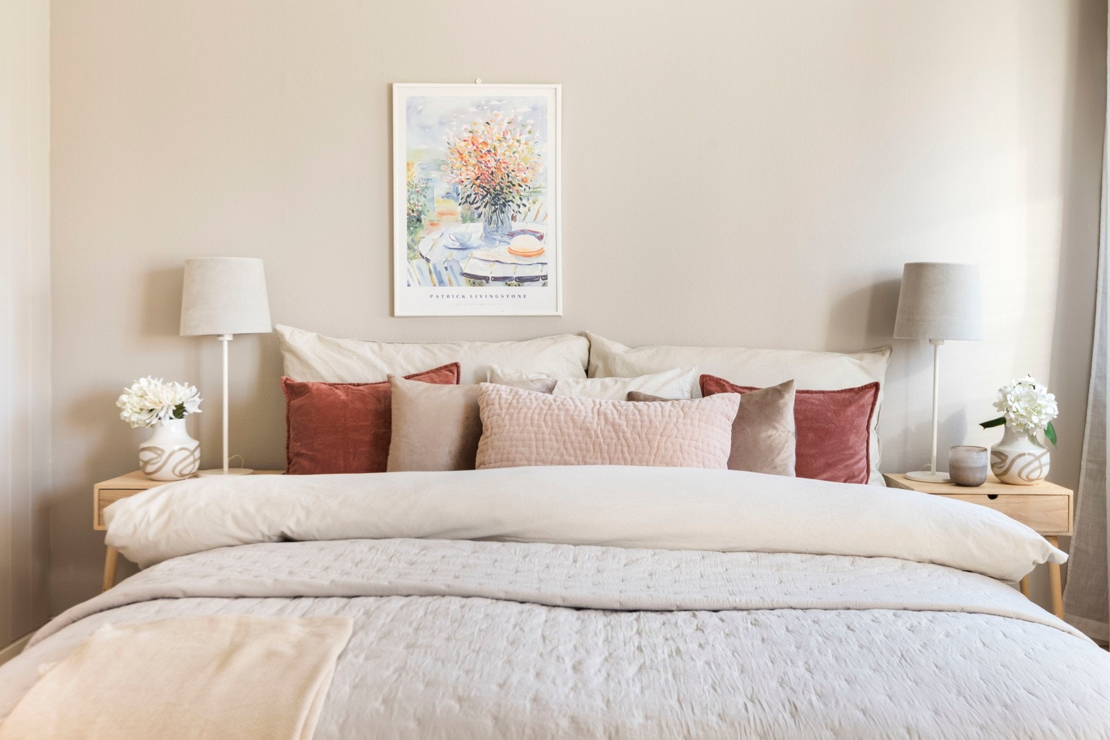 Hovedsoverommet er romslig med god plass til dobbeltseng, nattbord og en oppbevaringsløsning. Galleribilde