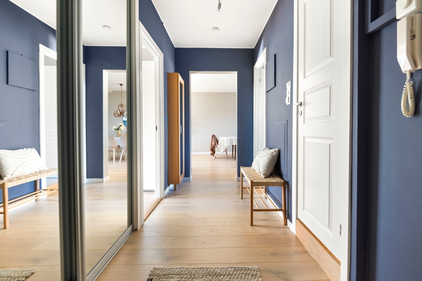 Innbydende entré med stor skyvedørsgarderobe som gir et godt førsteinntrykk leiligheten. Galleribilde