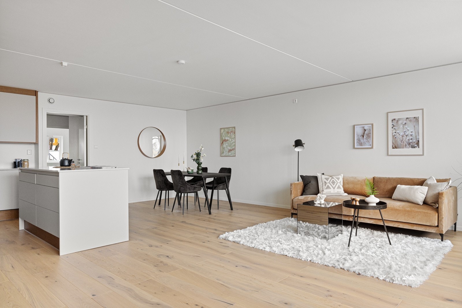 Enstavs eikeparkett er gjennomgående brukt i leiligheten Galleribilde