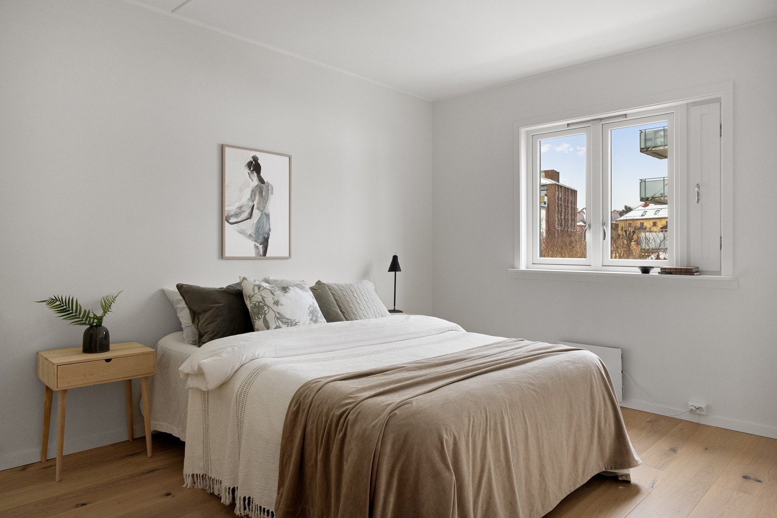 Hovedsoverommet er romslig og har god plass til dobbeltseng Galleribilde