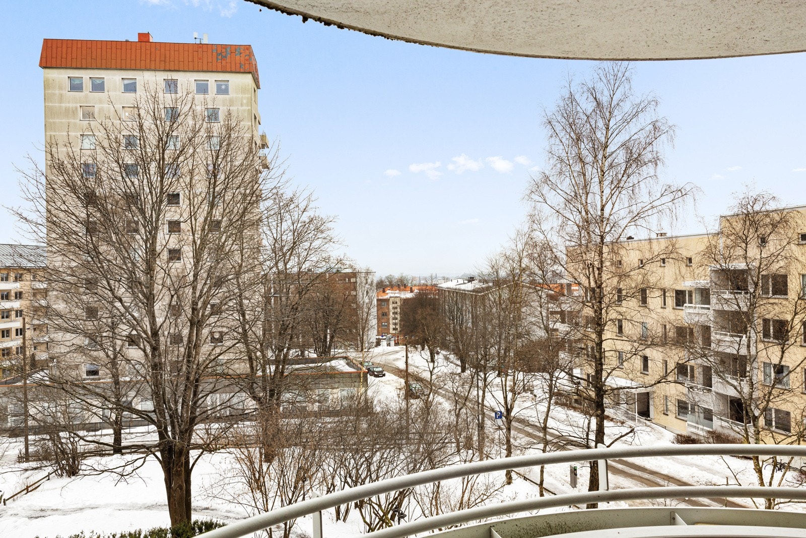 Det er utgang til balkongen fra stuen Galleribilde