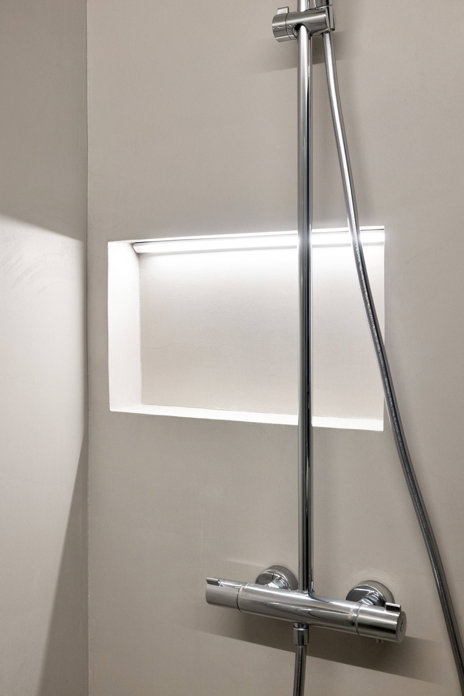 Praktisk og opplyst nisje til oppbevaring i dusjen Galleribilde