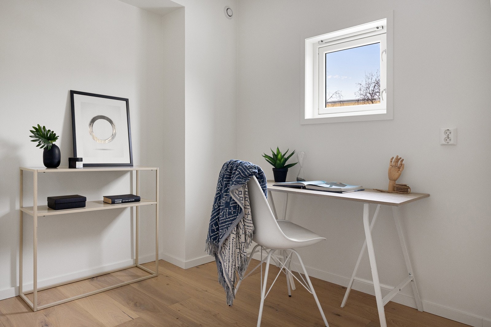 I leiligheten finner du også et praktisk omkledningsrom som også kan brukes som kontor Galleribilde