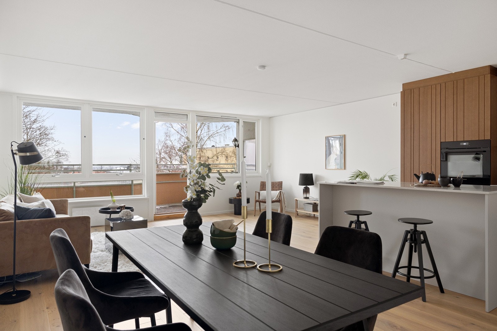 Stuen har god plass til både sofagruppe, stort spisebord og ytterligere møblement Galleribilde