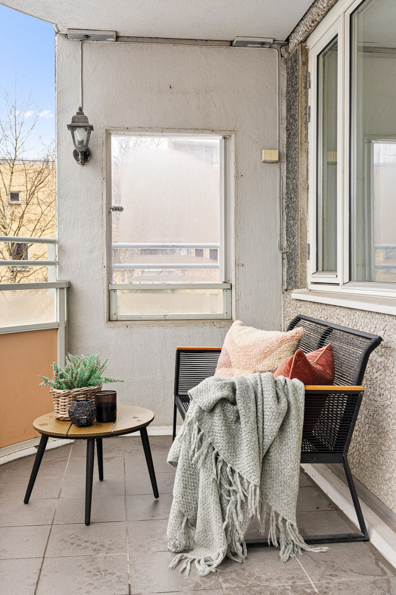 Balkongen er sydvendt og på hele 9 kvm Galleribilde