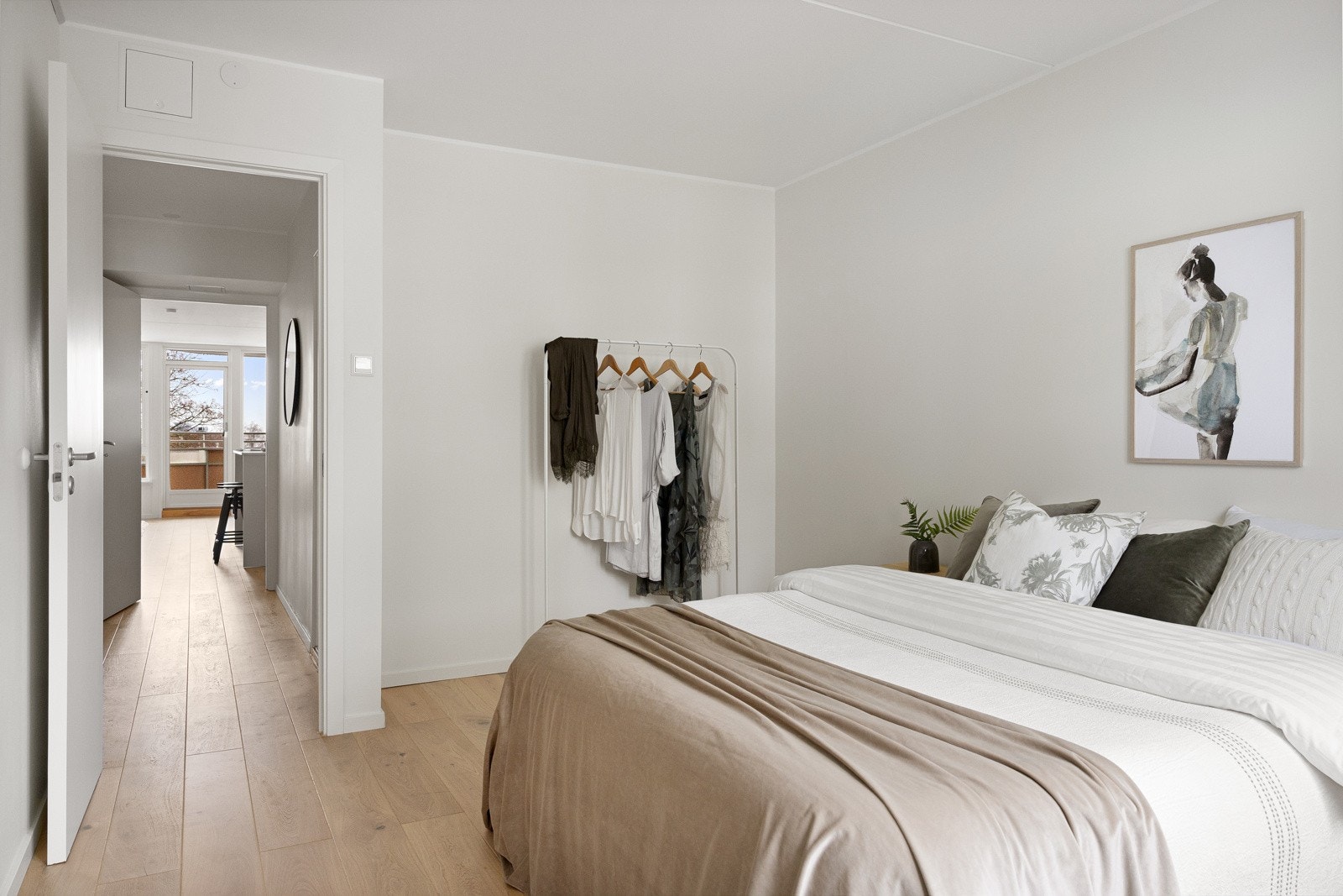 Det er også god plass til garderobeløsninger her Galleribilde