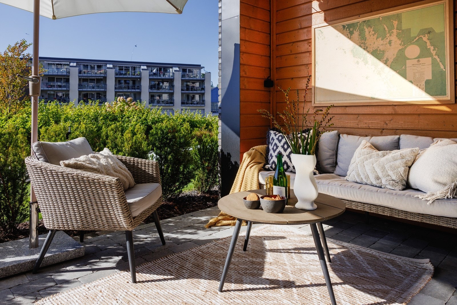 Leiligheten fra 2021 ligger i første etasje med en deilig markterrasse ut mot elven. Galleribilde