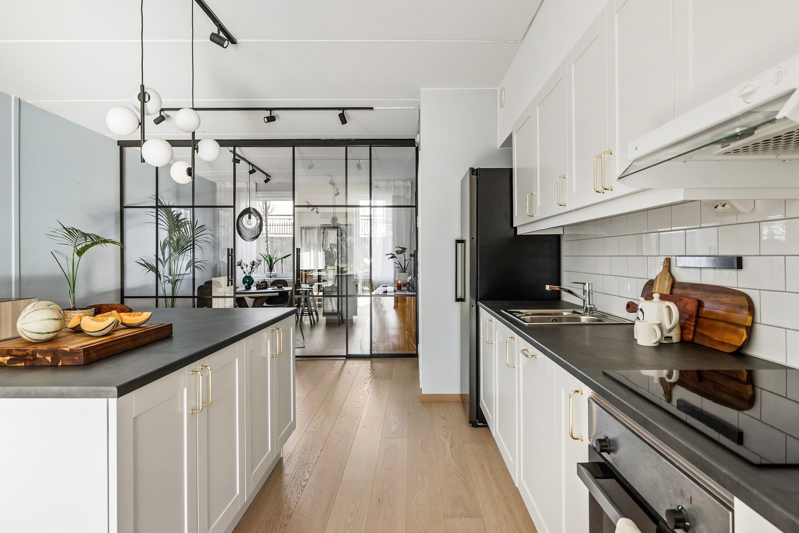 Stuen og kjøkken er en spennende flate. Bak en vegg av smijern og glass, finner du kombinert spisestue og kontor. Galleribilde