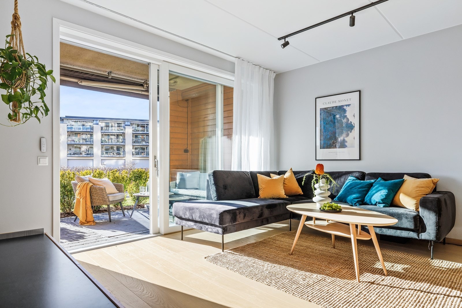 Boligen har høy standard med rene flater og ekstra flott gulv. Her får vi godt lysinnslipp og en smakfull utforming, som ved siden kjennes både frisk, lun og behagelig. Galleribilde