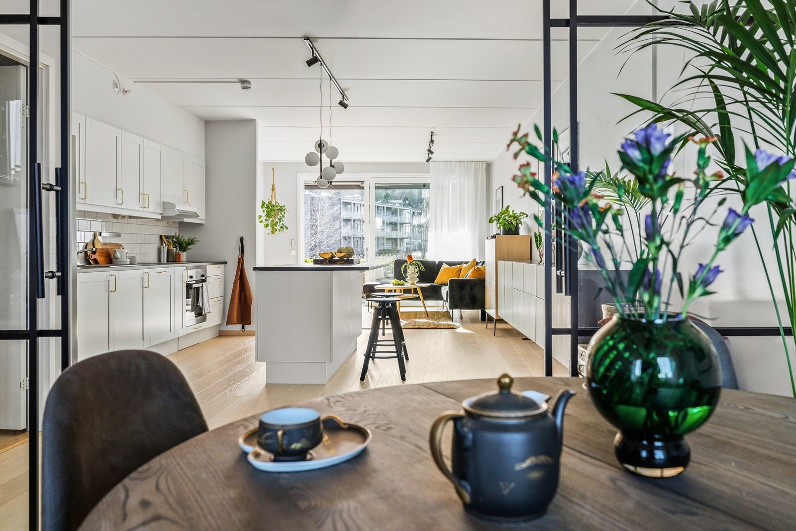 Lekker 3-roms leilighet med solrik uteplass. Beliggende ved elvebredden med egen båtplass og parkeringsplass. Galleribilde