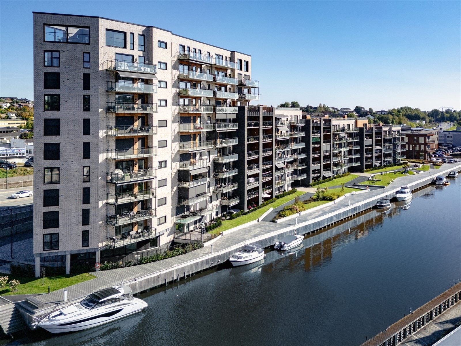 Det første du møter ved Fredrikstads vestre innfart er Mosseveien 69 _ en slank og moderne murblokk som henger sammen med tre andre. Den attraktive beliggenheten ved Seutelvens bredde byr på både bryggepromenade og båtplasser. Galleribilde