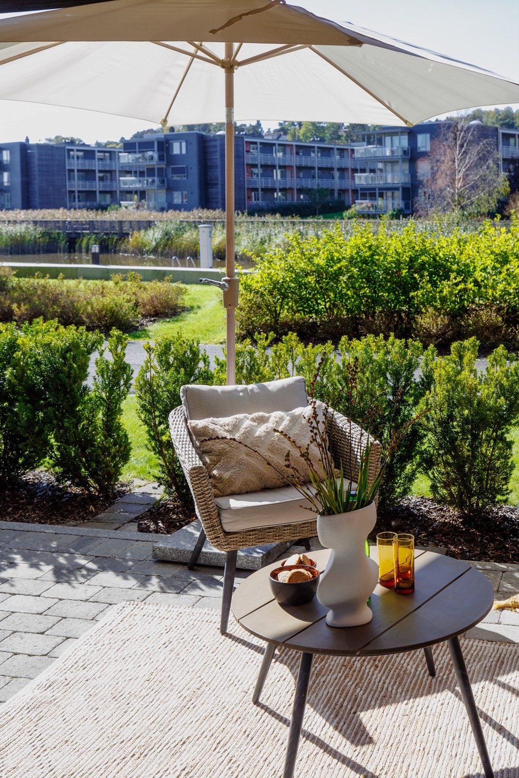 Ute på terrassen sitter du og beundrer utsikten mens du lytter til en båt som putrer forbi og vannet skulvper klukkende mot bryggekanten. Båtplassen ligger så nærme at du kan se båten din fra sofaen! Galleribilde