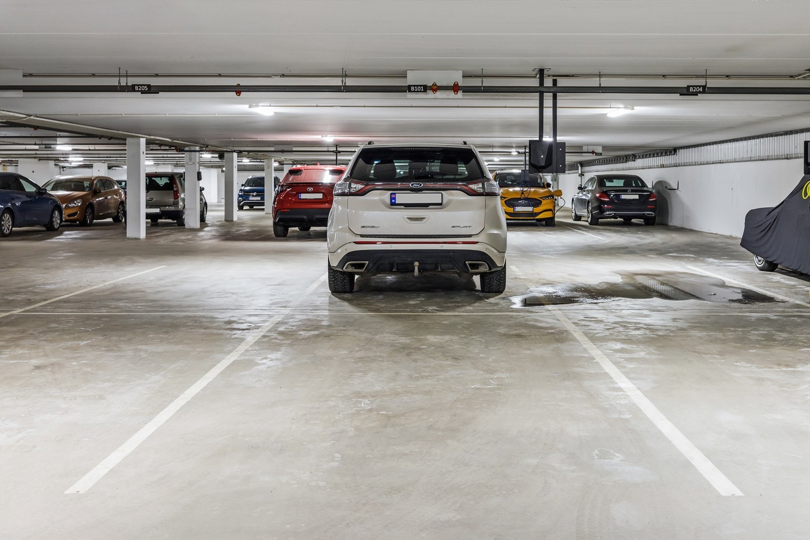 Det medfølger egen parkeringsplass med elbillader. Galleribilde