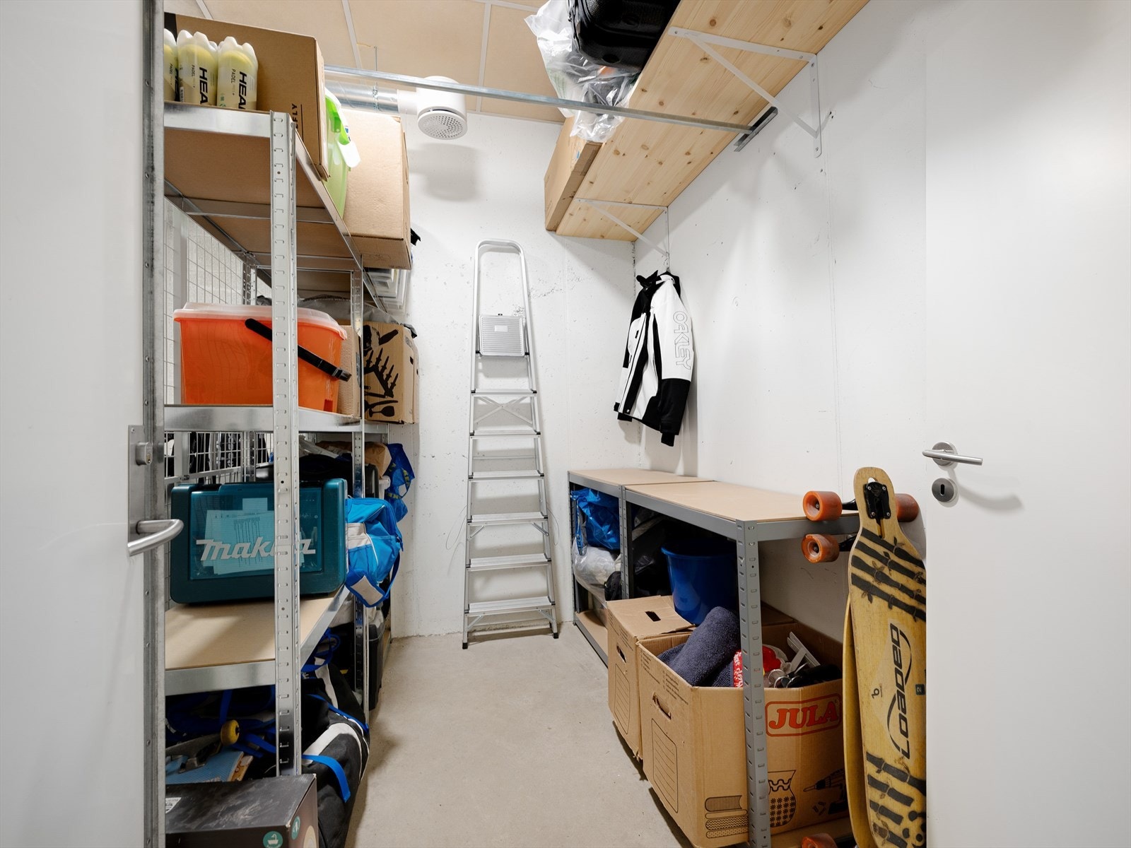 - Medfølgende kjellerbod på 5,4 m². Boden ligger helt separat og rett ved siden av garasjeplass. Ekstremt praktisk for deg som har ski eller annet utstyr du frakter frem og tilbake i bilen - Galleribilde