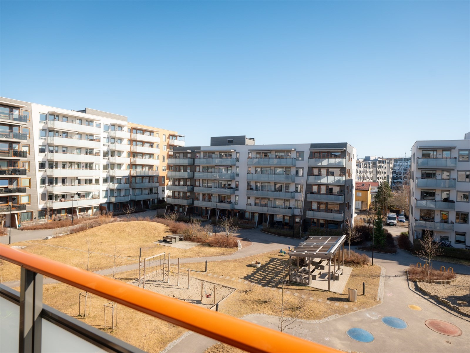 - Hele boligen vender mot den rolige og pent opparbeidede bakgården - Galleribilde