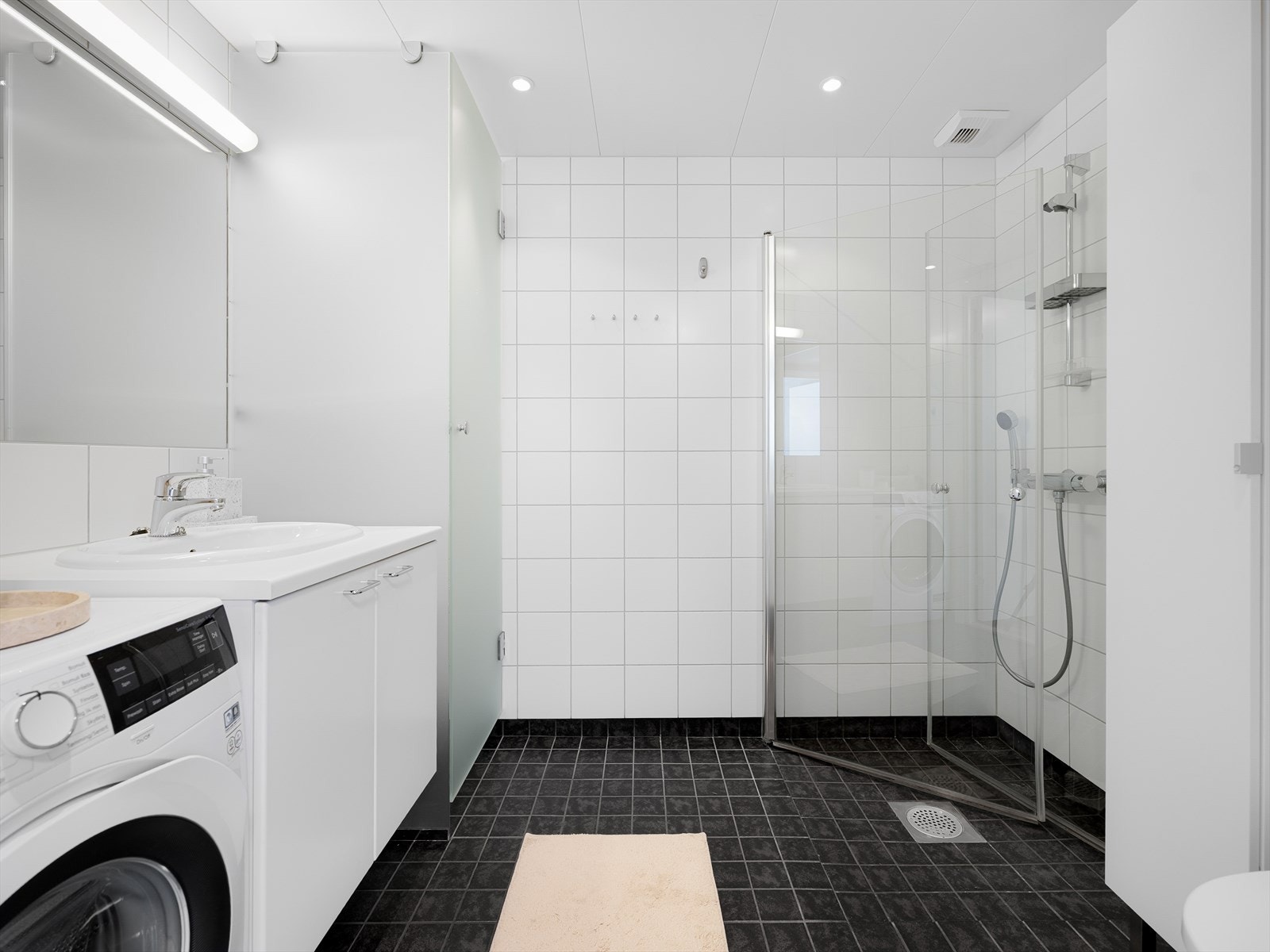 - Stort helfliset baderom med varme i gulv - Galleribilde