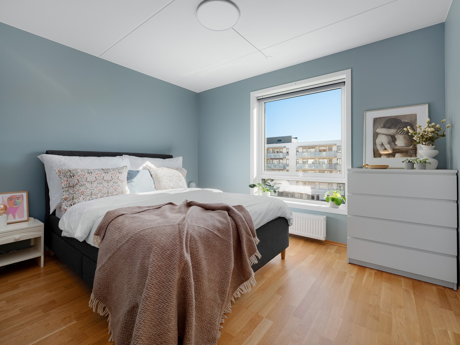 - Stort og romslig hovedsoverom med plass til dobbeltseng, nattbord og kommode - Galleribilde