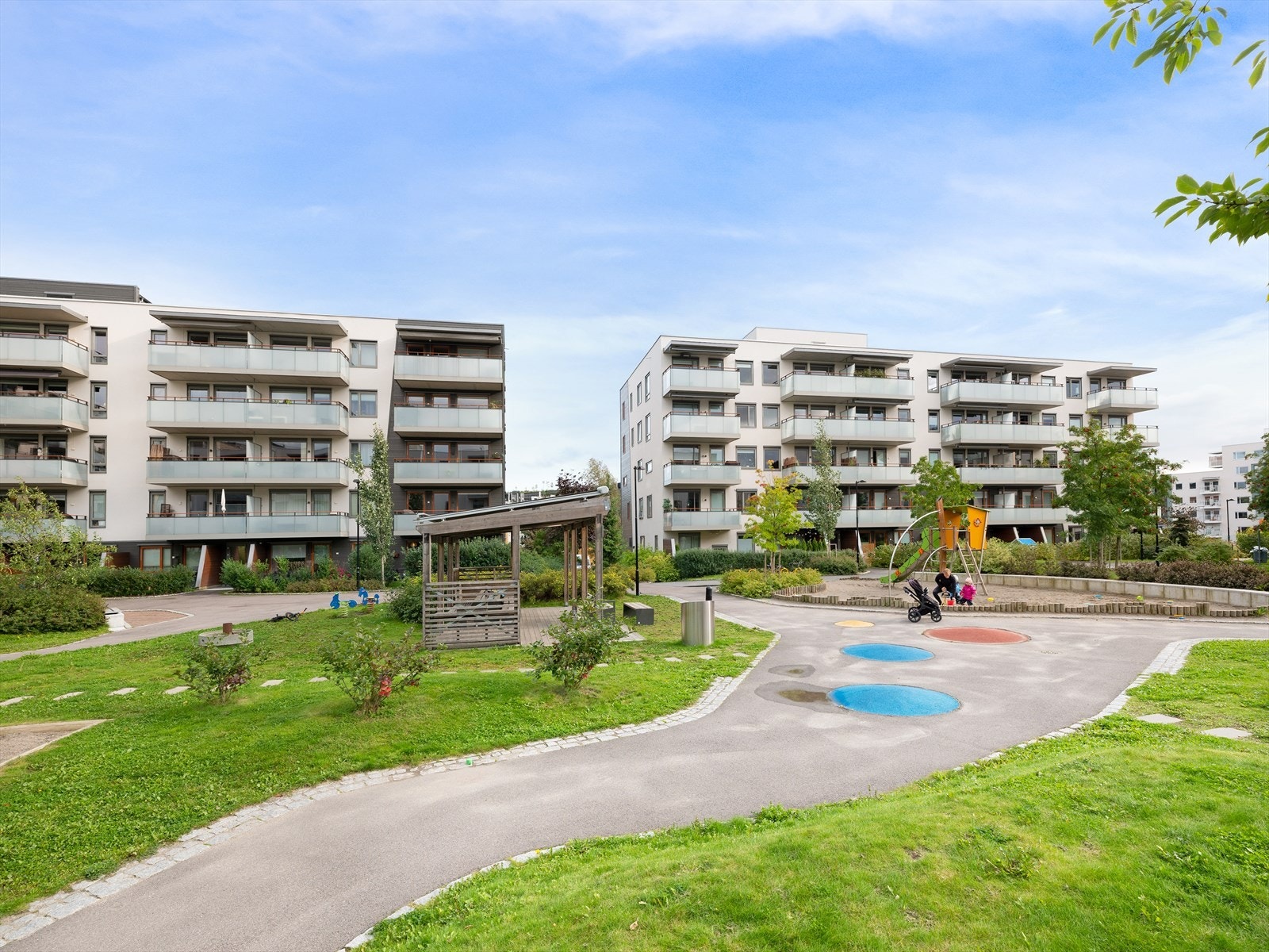 - Meget pent opparbeidet uteområde med gressplen, lekeplass og sittebenker - Galleribilde