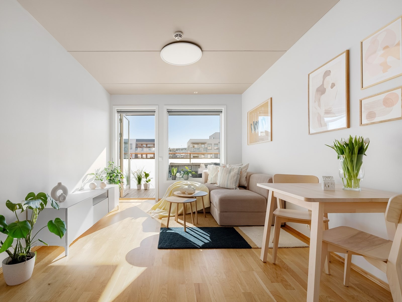 - Store deler av boligen ble malt i april 2023 - Galleribilde