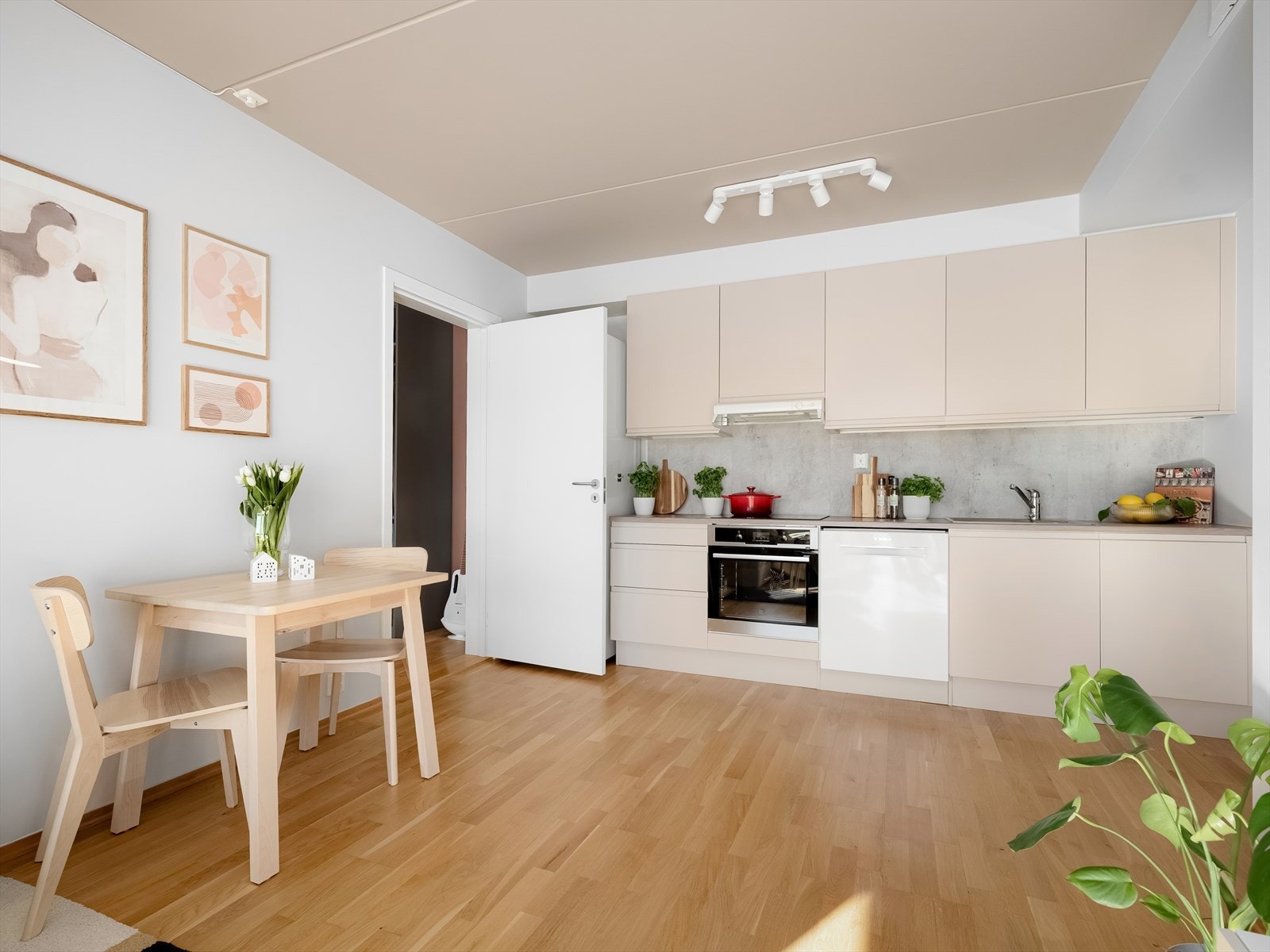 - Det er plass til et større spisebord om ønskelig - Galleribilde