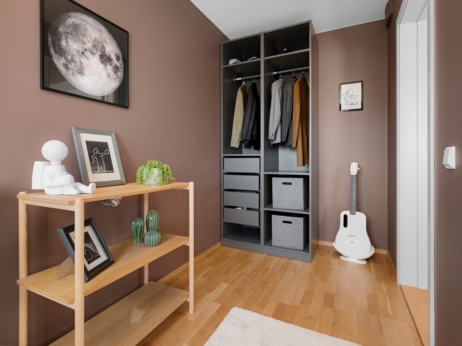 - Soverommet er malt i en nydelig og delikat fargetone - Galleribilde