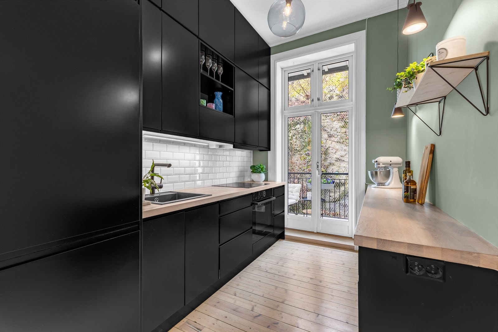 Stilrent og moderne kjøkken fra 2016 med integrerte hvitevarer og heltre benkeplate. Galleribilde