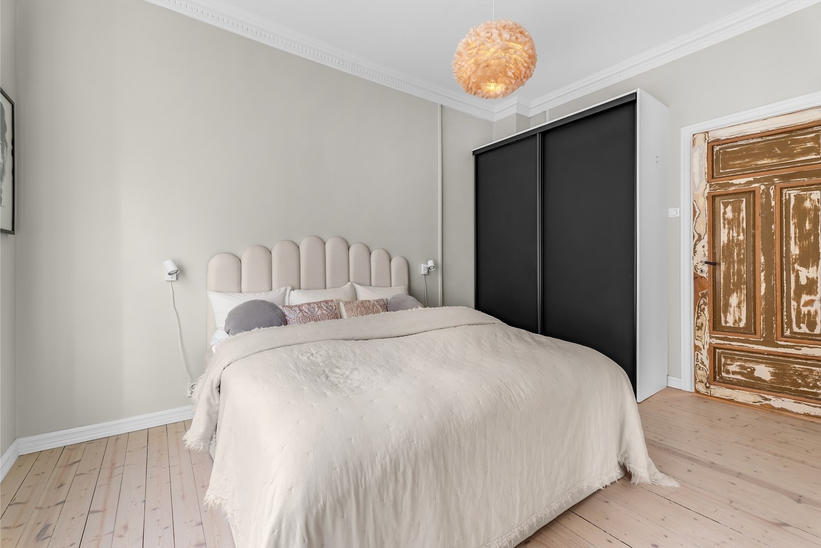 Plassbygget skyvedørsgarderobe og plass til ytterligere skap. Det er også dør direkte til gangen. Galleribilde