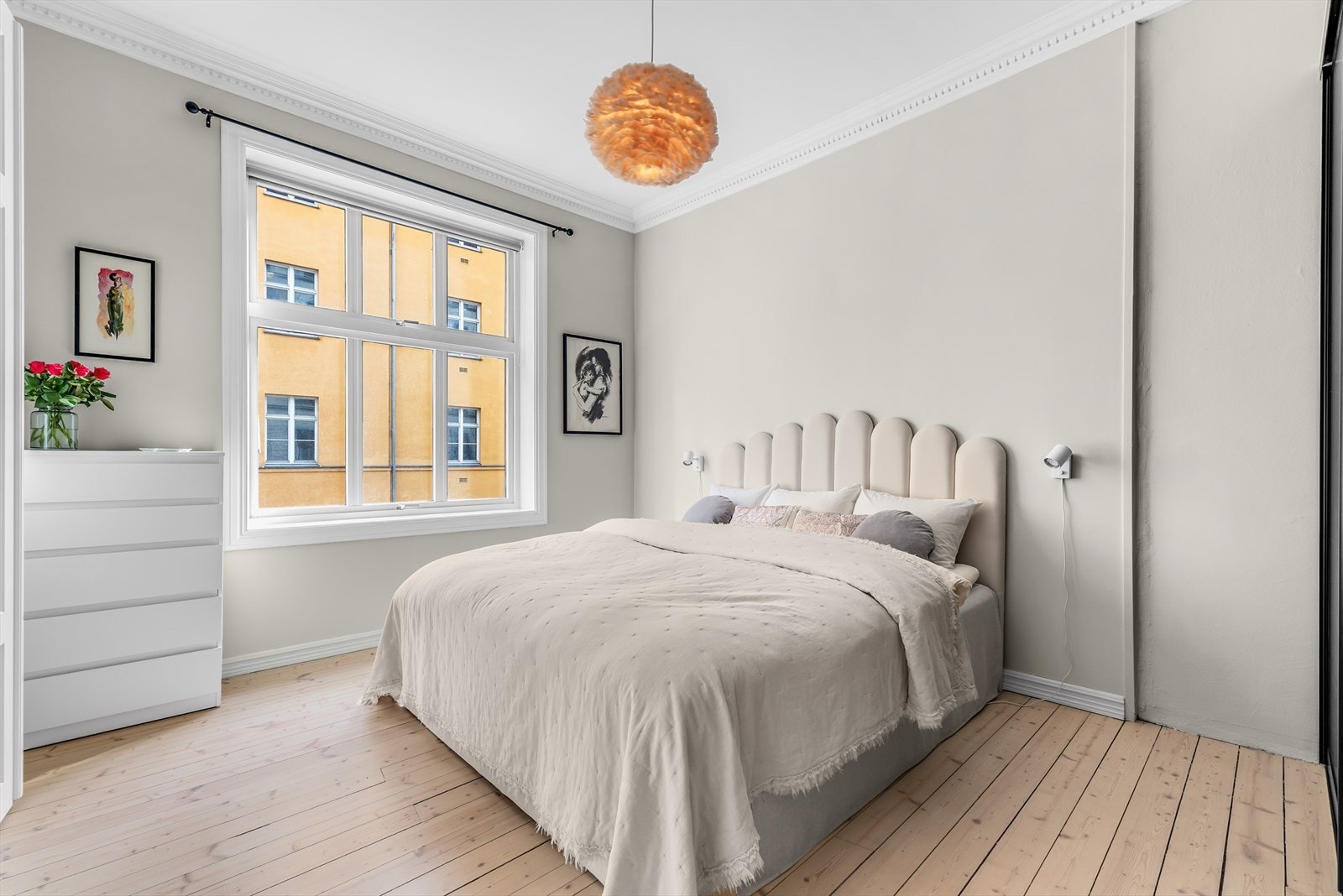 Stort hovedsoverom med god plass til dobbeltseng, nattbord og kommode. Galleribilde