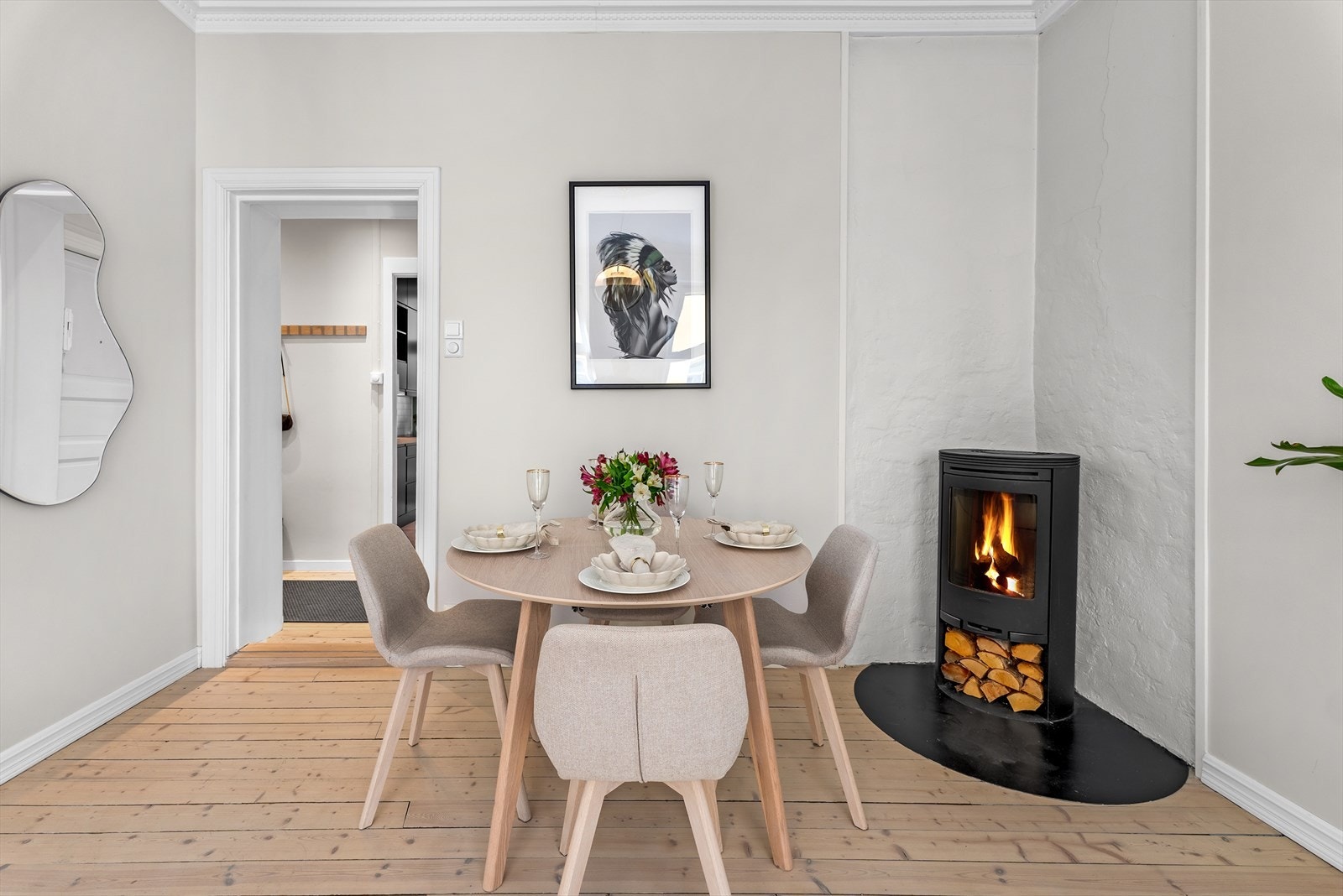 God plass til spisebord i stuen. Peisovn med glassdør og plass til ved. Galleribilde