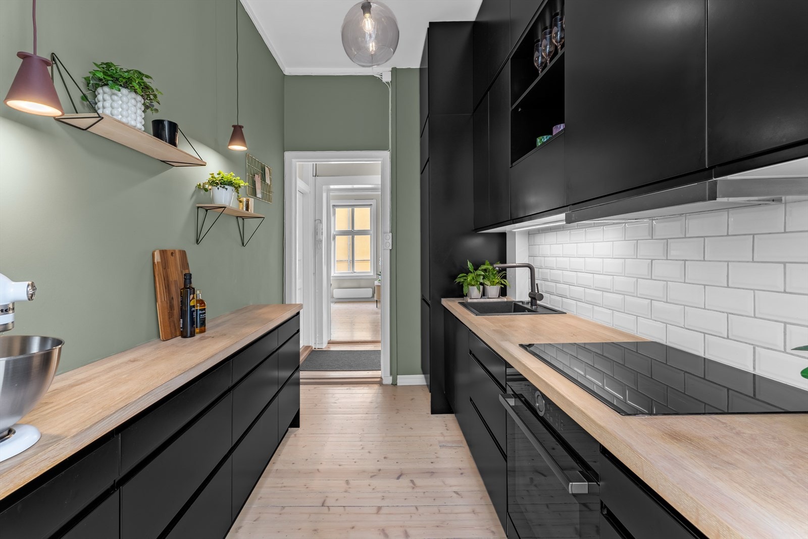 Svært god skap- og benkeplass. Galleribilde