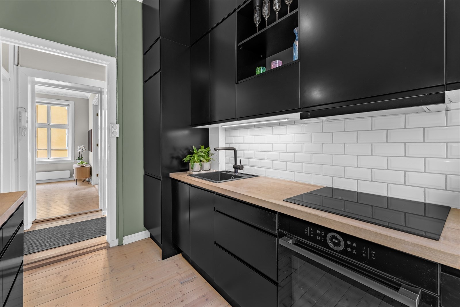 Delikate subway-fliser og lednelysning mellom over- og underskap. Galleribilde