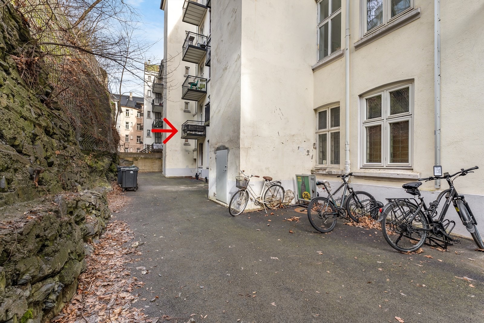 Rolig og lukket bakgård med sykkelstativ. Sameiet har også vedtatt å bygge sykkel- og søppelskur, dette vil være på plass ila våren 2025. Galleribilde