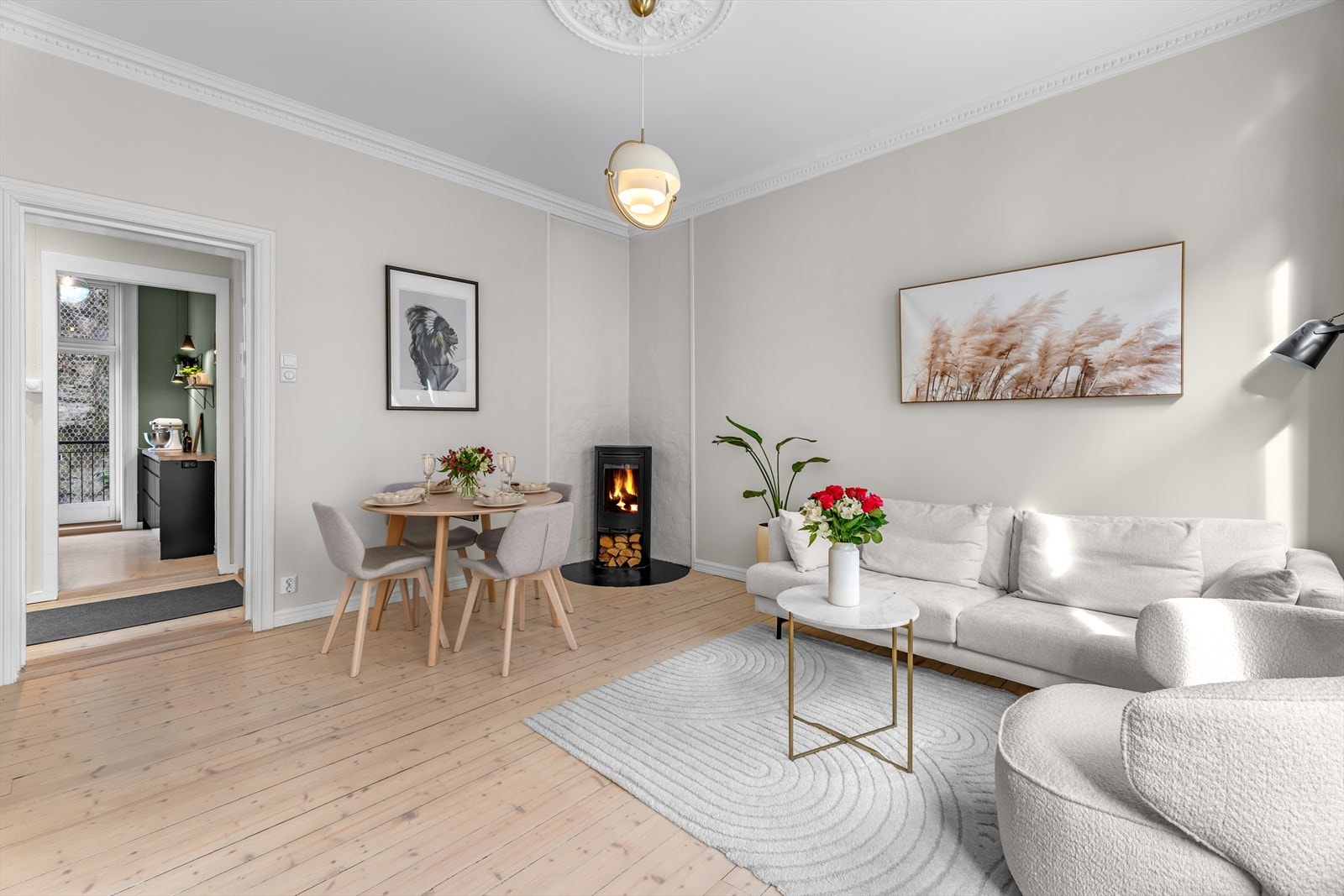 Gjennomgående planløsning som gir gjennomlys og gode luftemuligheter. Galleribilde