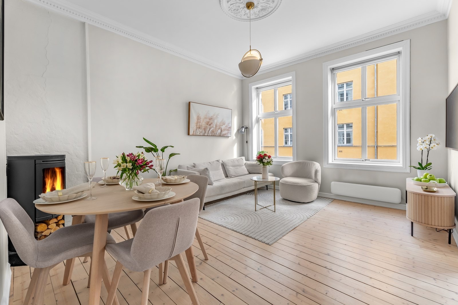 Klassisk leilighet med store vindusflater, stukkatur og rosett i taket. Galleribilde