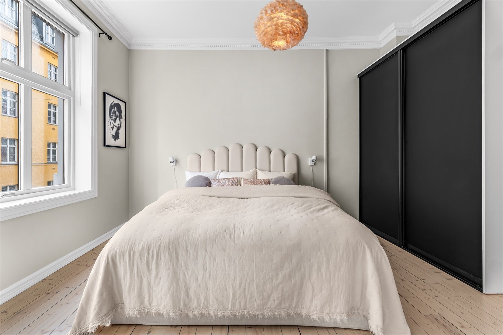 Også på soverommet er det stukkatur og rosett i taket. Galleribilde