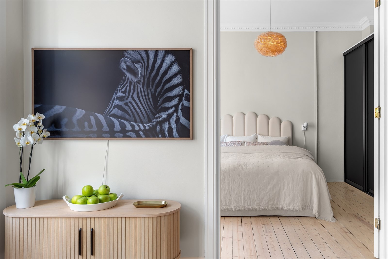 Dobbelfløyet dør mellom stuen og hovedsoverommet gir en god romfølelse og fin flyt i leiligheten. Galleribilde