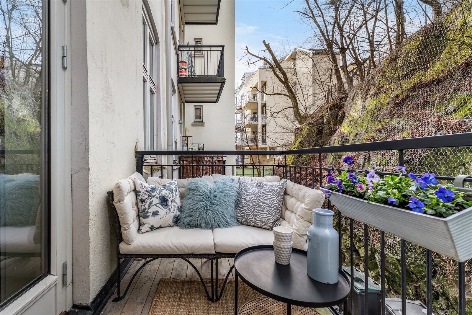 Vestvendt balkong på ca. 3,4 m², med utgang fra kjøkkenet, som vender inn mot en rolig og trafikkfri bakgård. Galleribilde